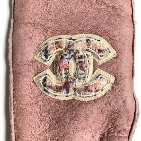 Chanel Pink Shearling Logo Mittens / Gloves - Picture 4 of 10